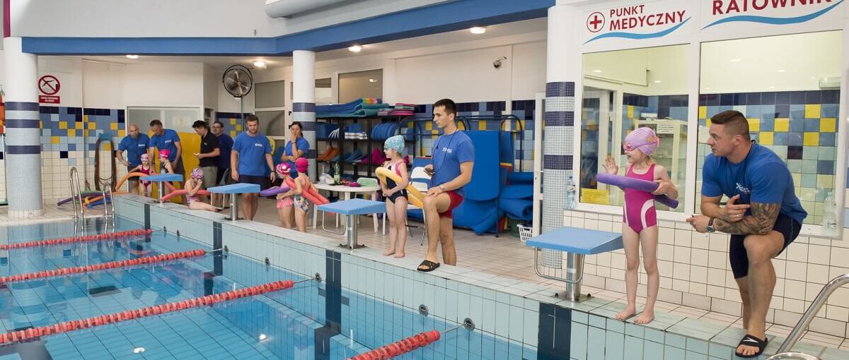 Dlaczego warto pływać z pomocą instruktora w szkole pływania?