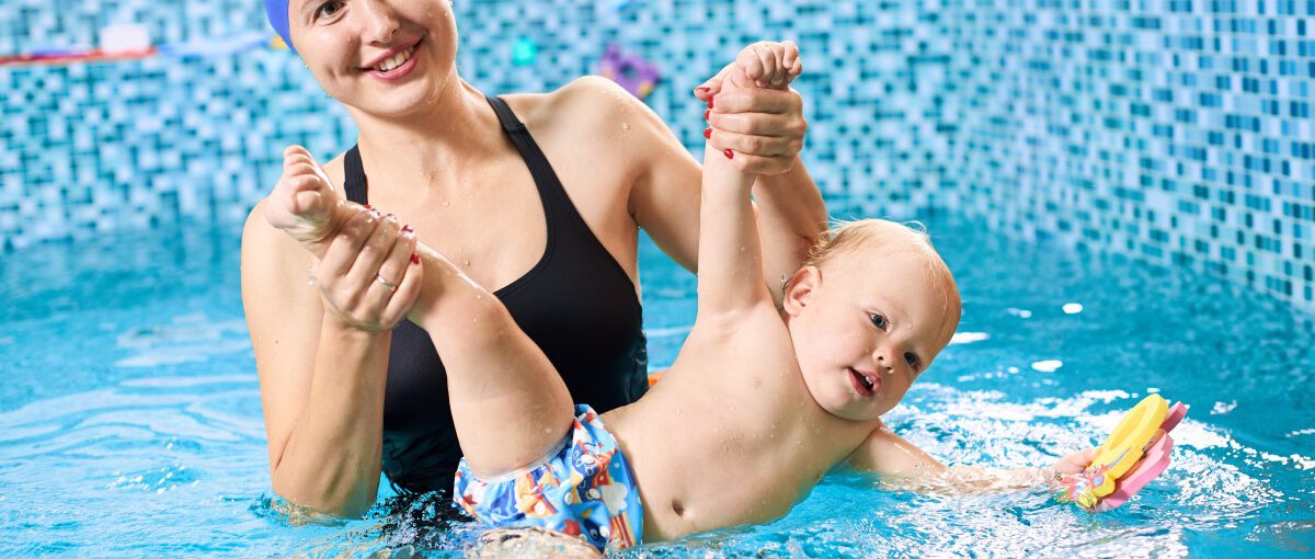 Nauka pływania dla niemowląt. Gdzie wybrać się na zajęcia z nauki pływania dla dzieci na basenie w Gdyni?