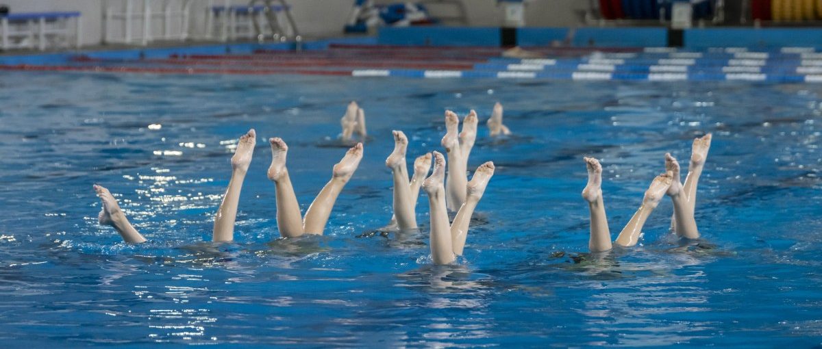 Pływanie Synchroniczne: Odkryj Piękno Artystycznego Pływania i Zasady