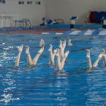 Pływanie Synchroniczne: Odkryj Piękno Artystycznego Pływania i Zasady