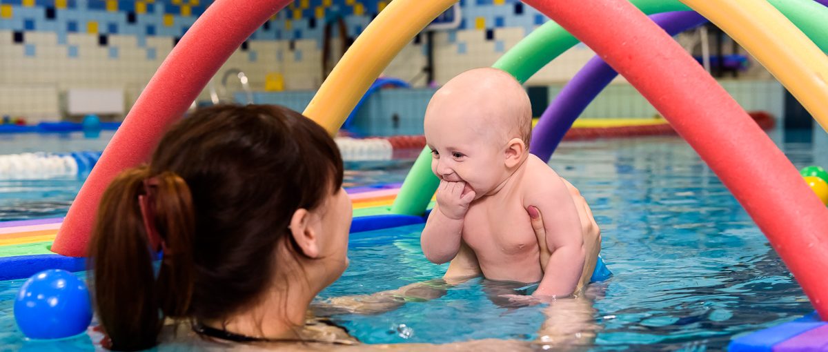 Korzyści z pływania niemowląt. Wpływ zajęć w wodzie na rozwój psychoruchowy bobasów – opinie specjalistów