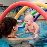 Korzyści z pływania niemowląt. Wpływ zajęć w wodzie na rozwój psychoruchowy bobasów – opinie specjalistów