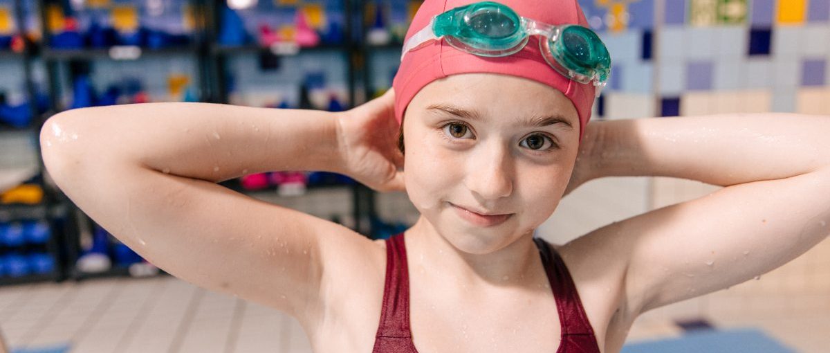 Ile czasu zajmuje dziecku nauczenie się pływać kraulem i żabką? Ile trwa nauka pływania?