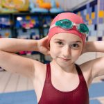 Ile czasu zajmuje dziecku nauczenie się pływać kraulem i żabką? Ile trwa nauka pływania?